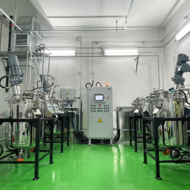 医薬品・食品・化粧品用ステンレス調剤タンク。サニタリー仕様の攪拌・調合用タンク設計製造